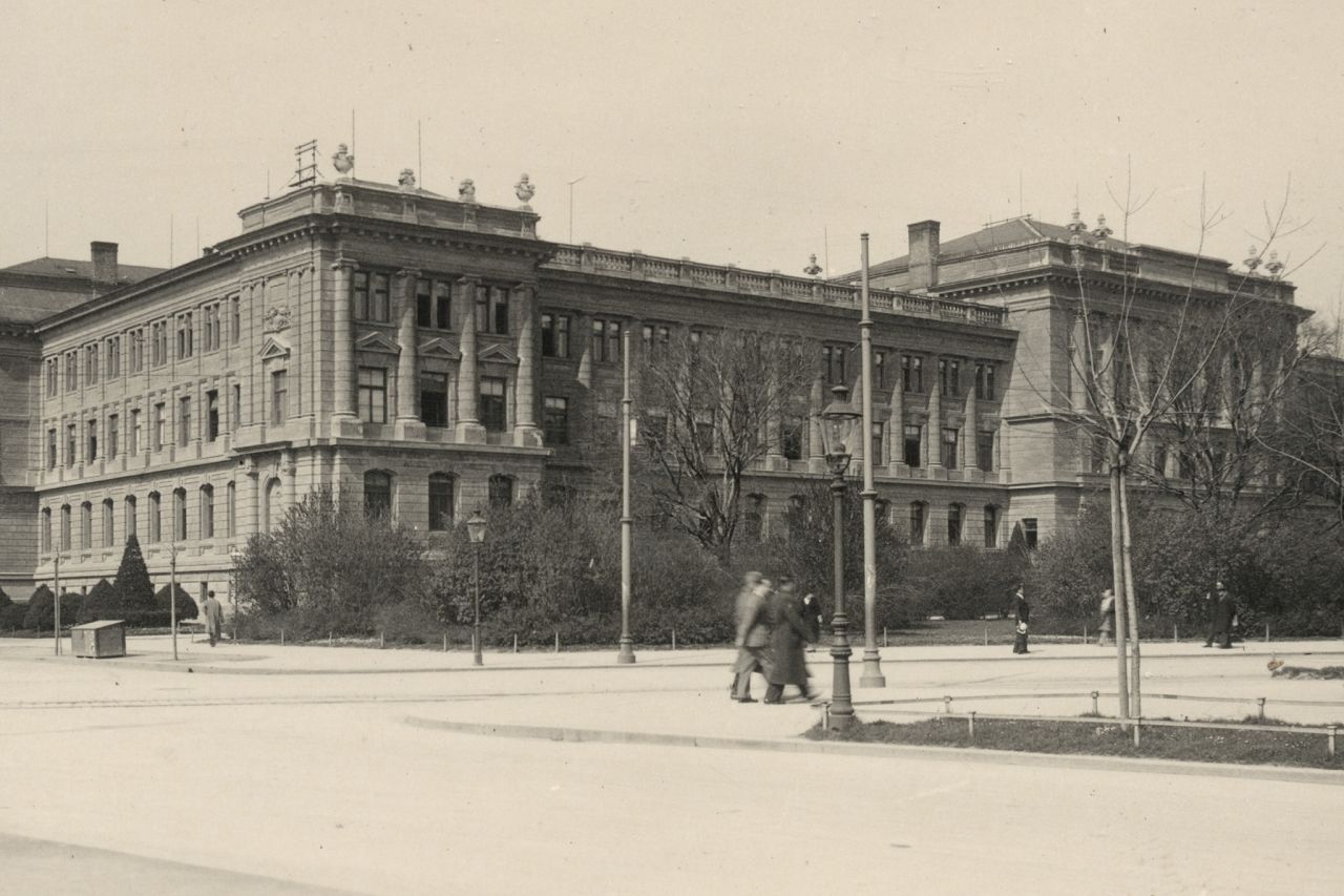 Wilsonov trg (današnji Rooseveltov trg) oko 1930. godine. Realna gimnazija